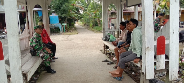 Babinsa Koramil 07/Reteh: Wujudkan Silaturahmi yang Baik dengan Warga Babinsa Koramil 07/Reteh: Wujudkan Silaturahmi yang Baik dengan Warga