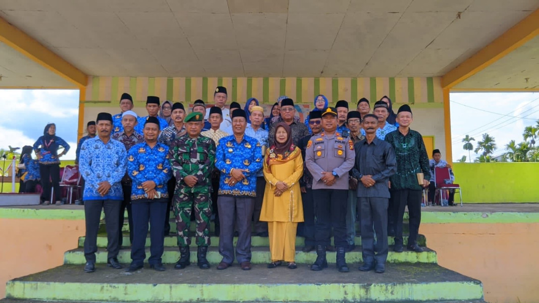 Polsek Gaung Hadiri Upacara Peringatan PGRI KE-78 HUT KOPRI KE-52 HKN KE 59 di Kelurahan Kuala Lahang Kecamatan Gaung