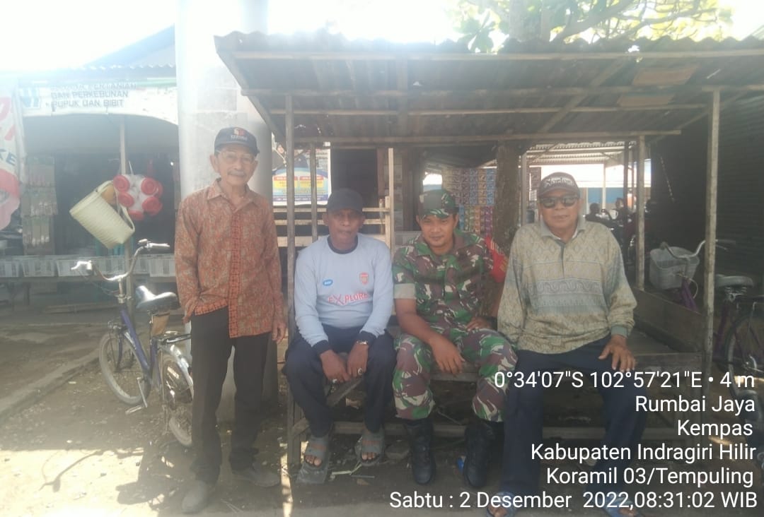 Bersama Tomas, Babinsa 03/Tpl Tingkatkan Keamanan Lingkungan