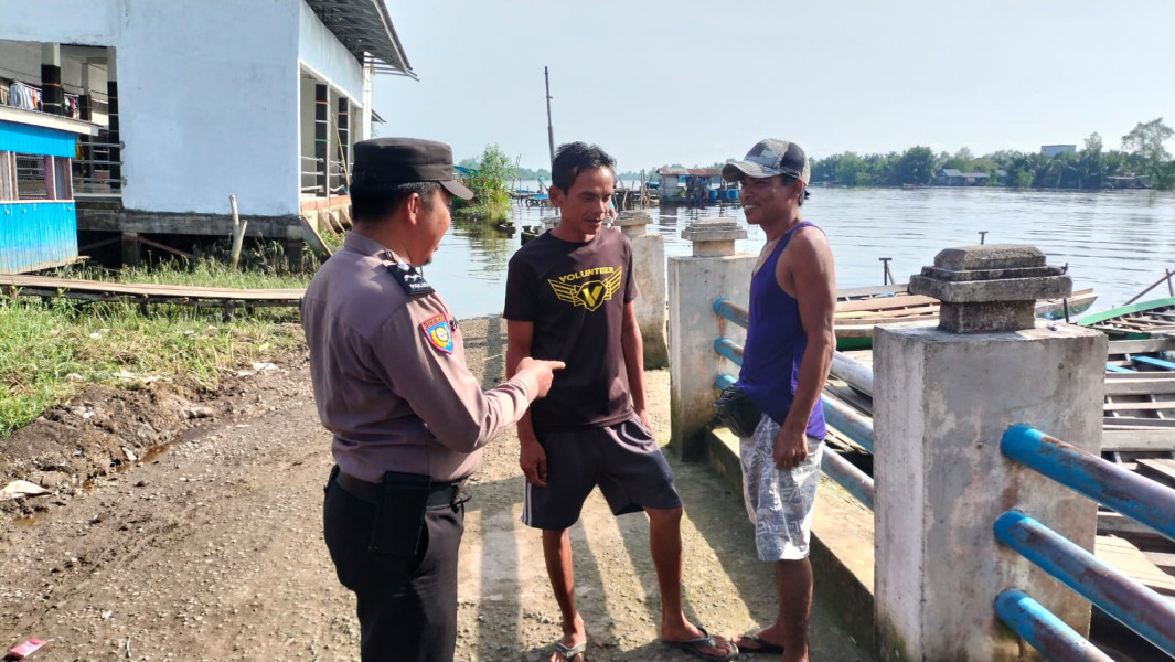Aipda Rici Ronaldy PS. Kanit Binmas Polsek Gaung Melaksanakan Himbauan Terhadap Penambang Sampan Agar Patuhi Prosedur Keselamatan, Mengantispasi Terjadi Laka Air