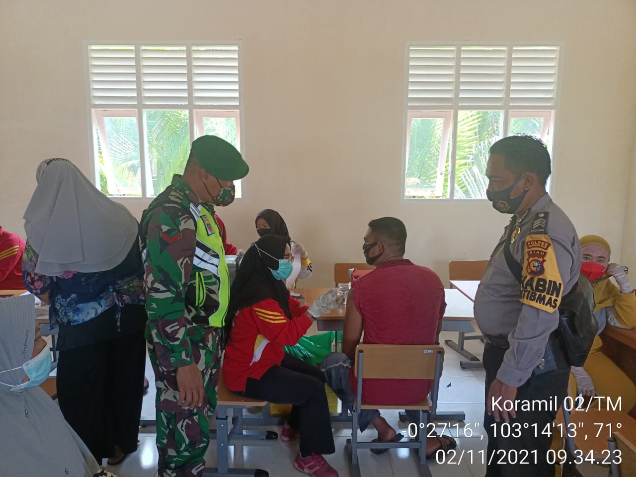 Babinsa 02/Tanah Merah Kembali Dampingi Vaksinasi di Desa Rantau Panjang