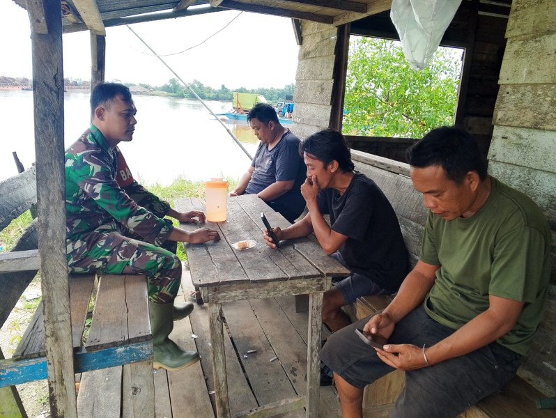 Wujudkan Desa yang Harmonis: Babinsa Serda Suirwansah Jalin Silaturahmi dengan Masyarakat Rumbai Jaya