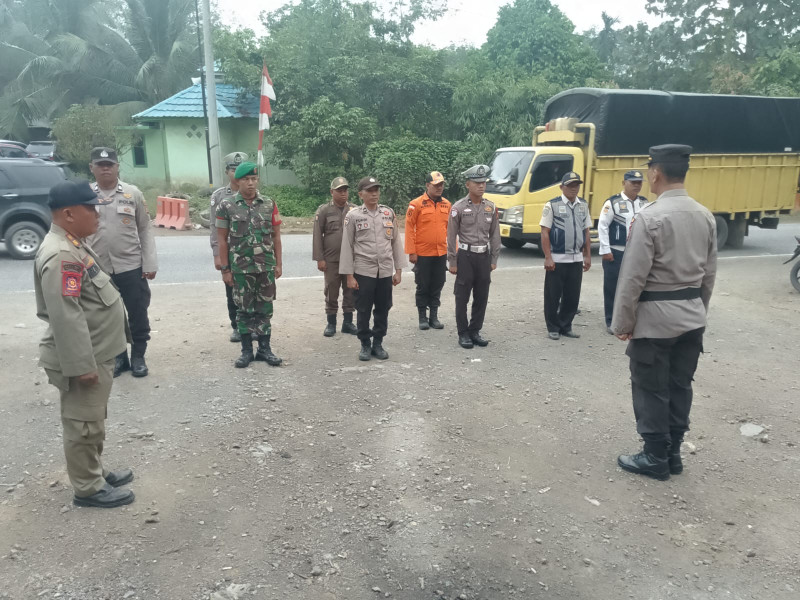 Personil Koramil 09/Kemuning Terus Aktip di Pos Pengamanan Natal dan Tahun Baru 2025 di Kemuning Beroperasi