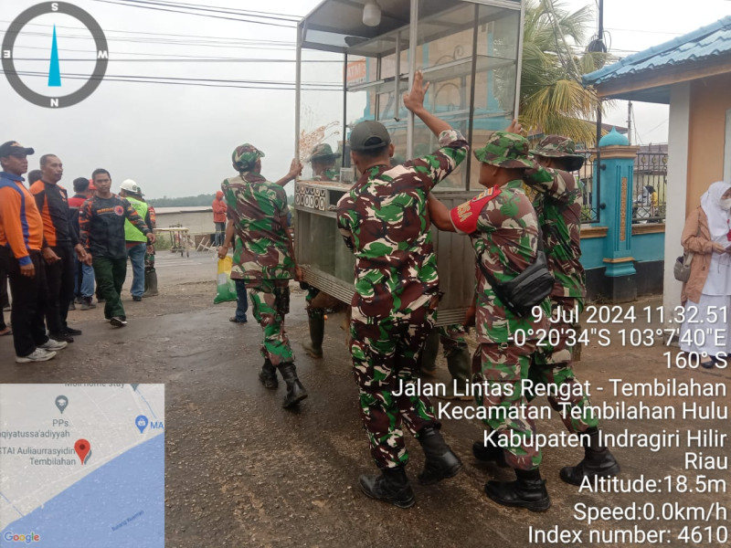 Atasi Kesulitan Warga, Anggota Koramil 03/Tpl Bantu Penanganan Tanah Longsor