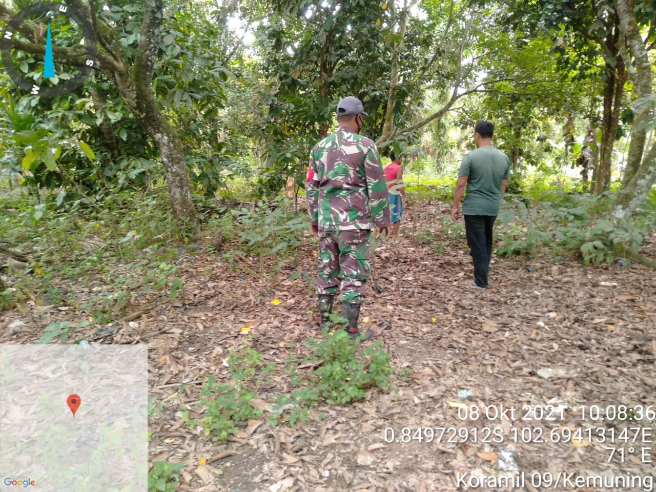 Keluar Masuk Kebun Masyarakat, Babinsa Koramil 09/Kemuning Lakukan Patroli Karhutla di Selensen