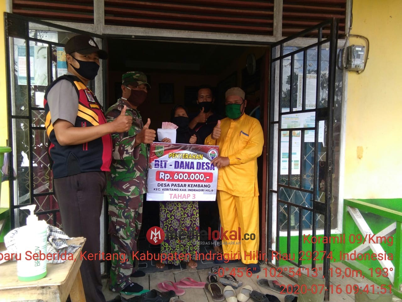 Babinsa Koramil 09/Kemuning dan Bhabinkambtibmas Dampingi Penyaluran BLT DD Desa Pasar Kembang