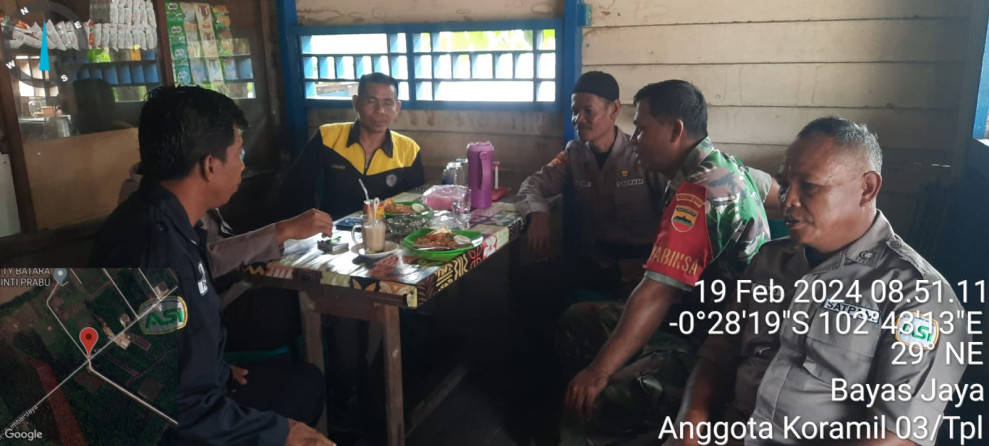 Babinsa 03/Tpl dan Bhabinkamtibmas Laksanakan Komsos Dengan Satpam