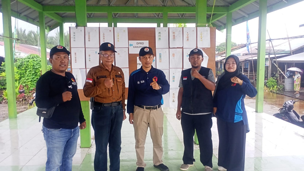 Hujan Tak Menjadi Penghalang Bagi Panwaslu Kecamatan Gaung Anak Serka Melakukan Monitoring Perekrutan KPPS Di 9 Desa dan 3 Kelurahan