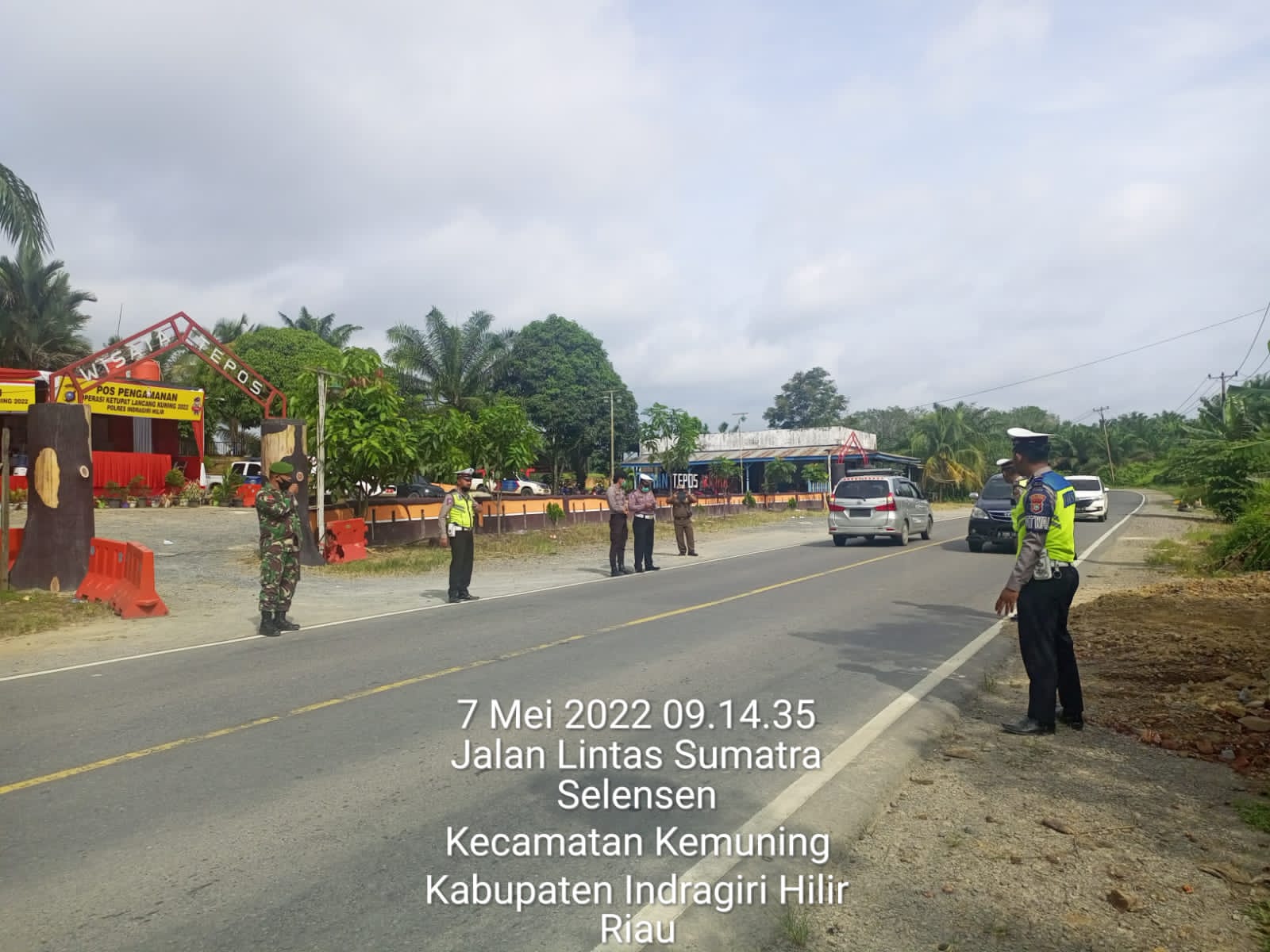 Aktif Lakukan Pengamanan Pos Jalur Mudik Lebaran Oleh Babinsa Koramil 09/Kemuning