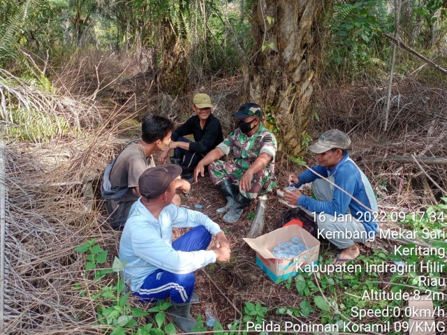 Melalui Komsos, Babinsa Koramil 09/Kemuning Ajak Warga Cegah Karhutla
