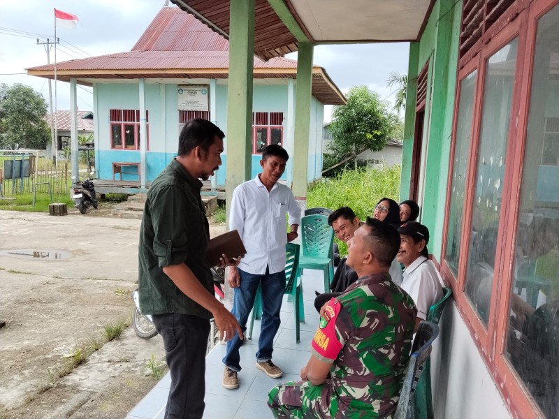 Babinsa Koramil 07/Reteh Perkuat Komsos di Desa Sebrang Sanglar saat Ramadhan