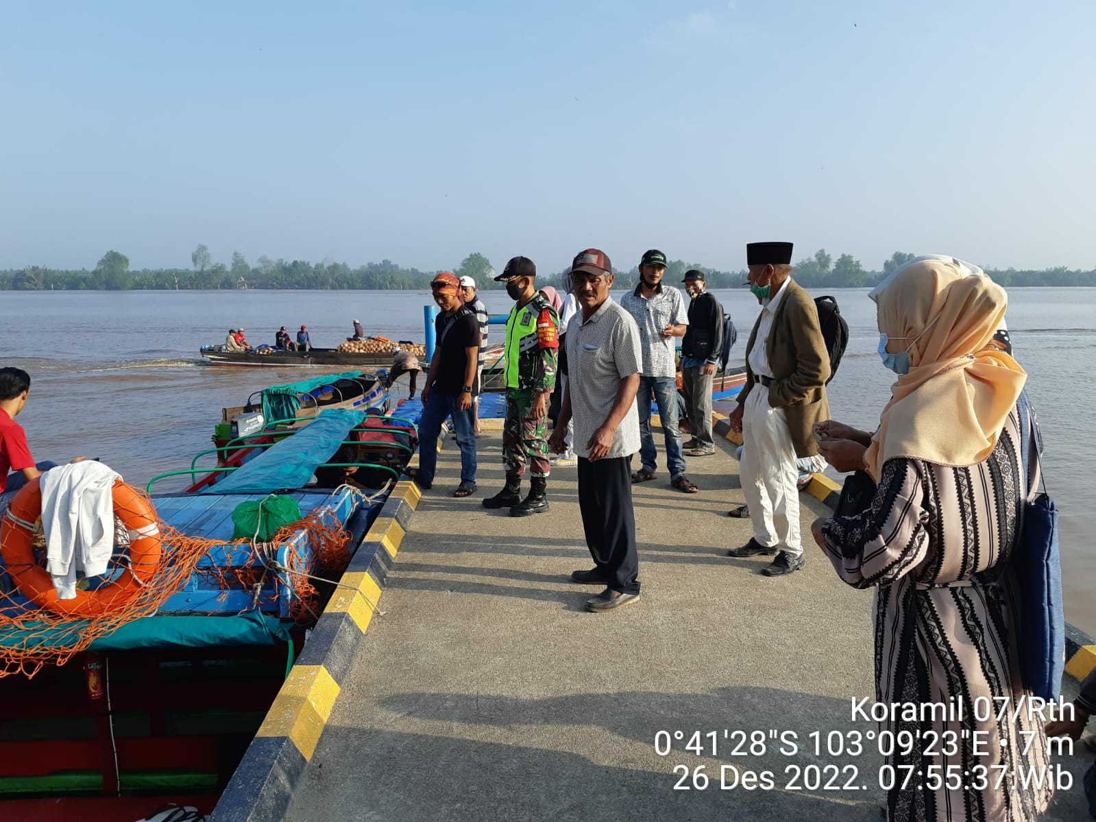 Serda Ramli Tegakkan Prokes di Pelabuhan Perhubungan Kelurahan Pulau Kijang