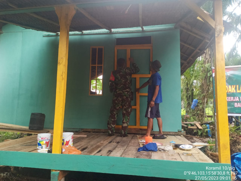 Dalam Program RTLH, Babinsa Koramil 10/Pelangiran Lakukan Finishing Terhadap Bedah Rumah Warga