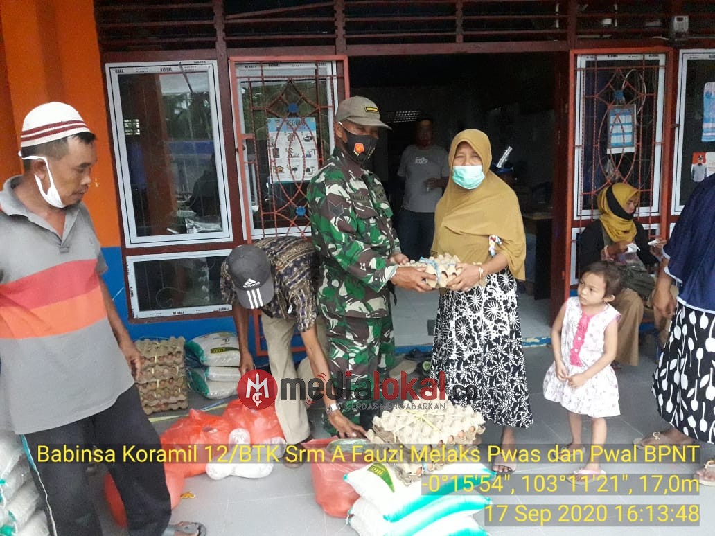 166 KPM di Desa Sungai Luar Terima BPNT, Personil Koramil 12/Batang Tuaka Dampingi Penyaluran