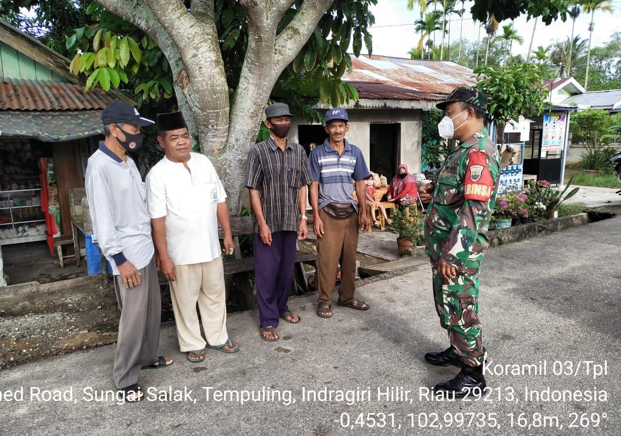 Babinsa Koramil 03/Tempuling Komsos Bersama Warga Binaan Bahas Pentingnya Penerapan Protkes 