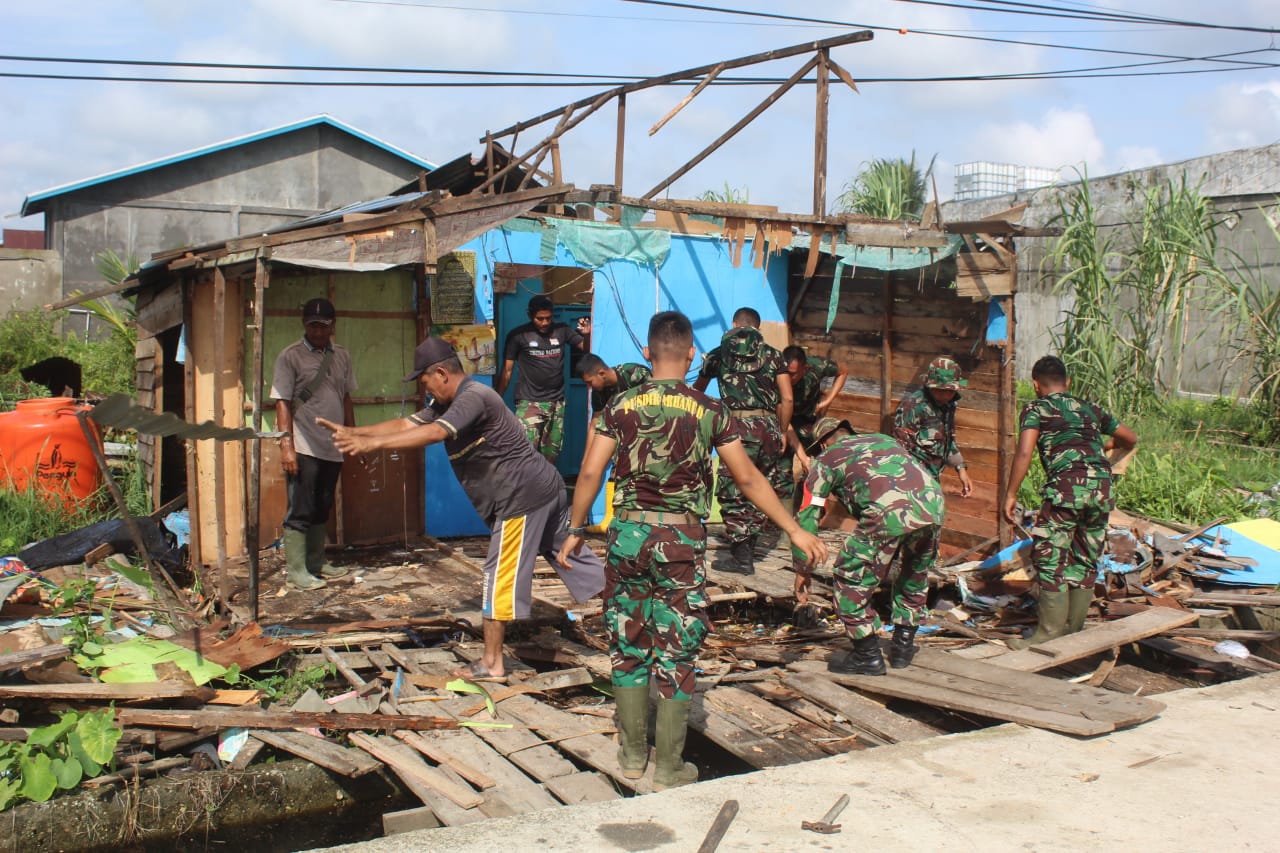 Anggota Kodim 0314/Inhil Mulai Pelaksanaan Bedah Rumah di Jalan Pelajar 