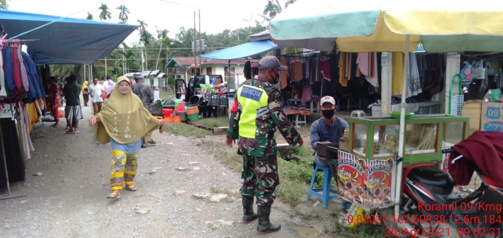 Cegah Covid-19, Babinsa 09/Kemuning Pantau Protkes di Pasar Sekara