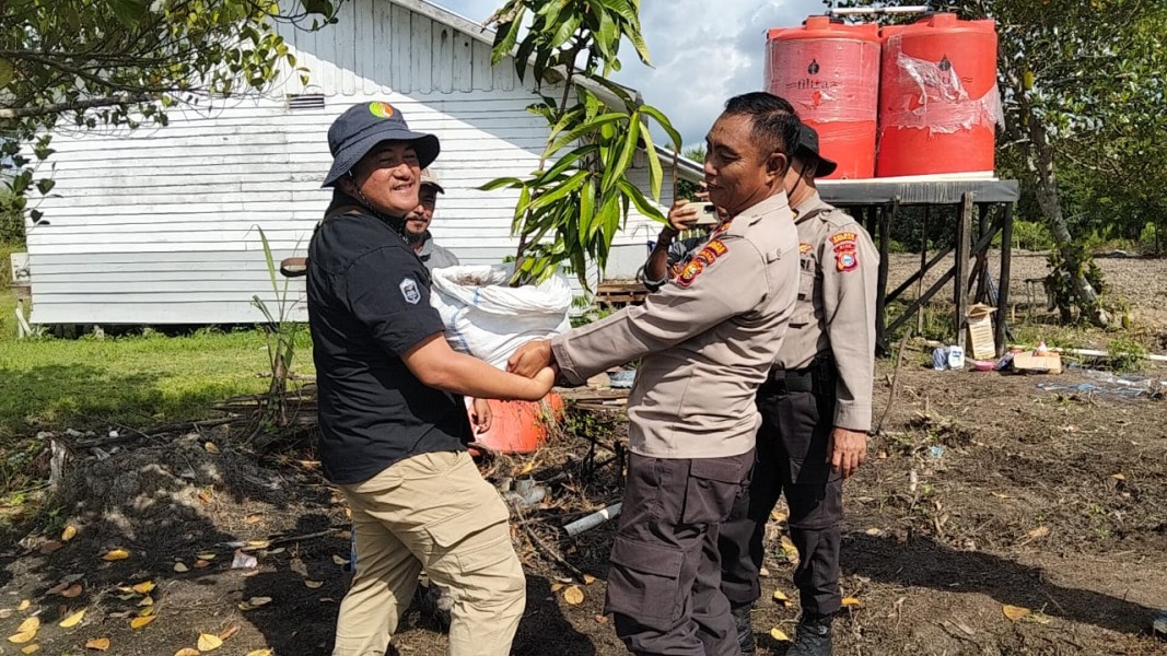 Manager PT Oscar Ulang Tahun, Kapolres Inhil Hadiahi Bibit Pohon