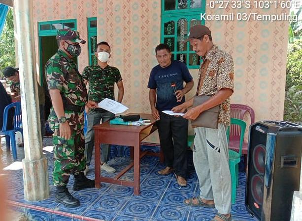 Babinsa Koramil 03/Tempuling Berikan Pendampingan Vaksinasi Covid-19 Di Parit Sekacau