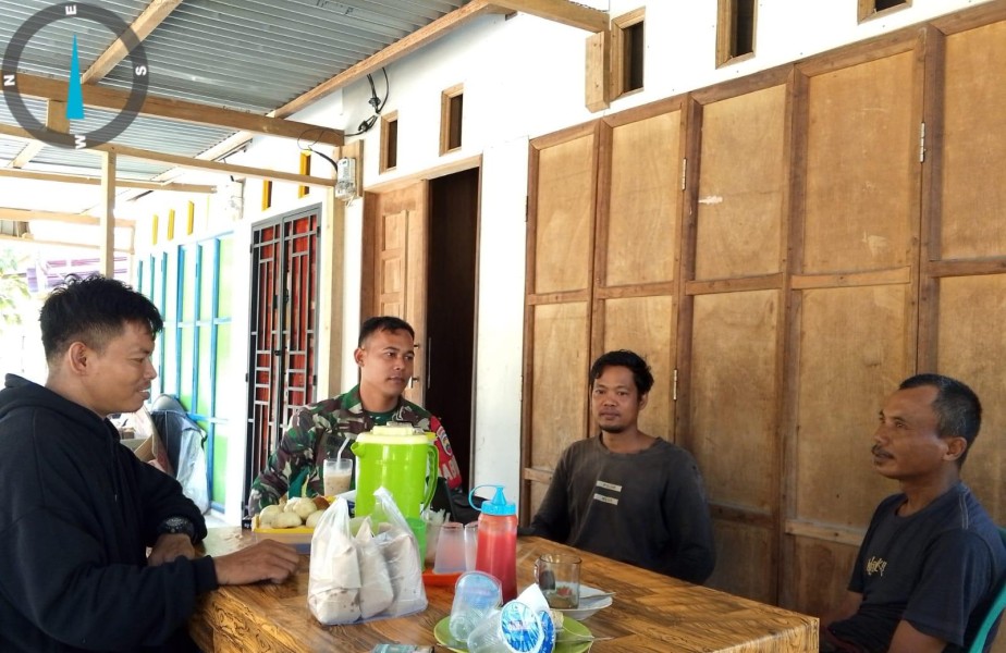Babinsa Serda Suirwansah Sambangi Tomas dan Toda di Desa Rumbai Jaya