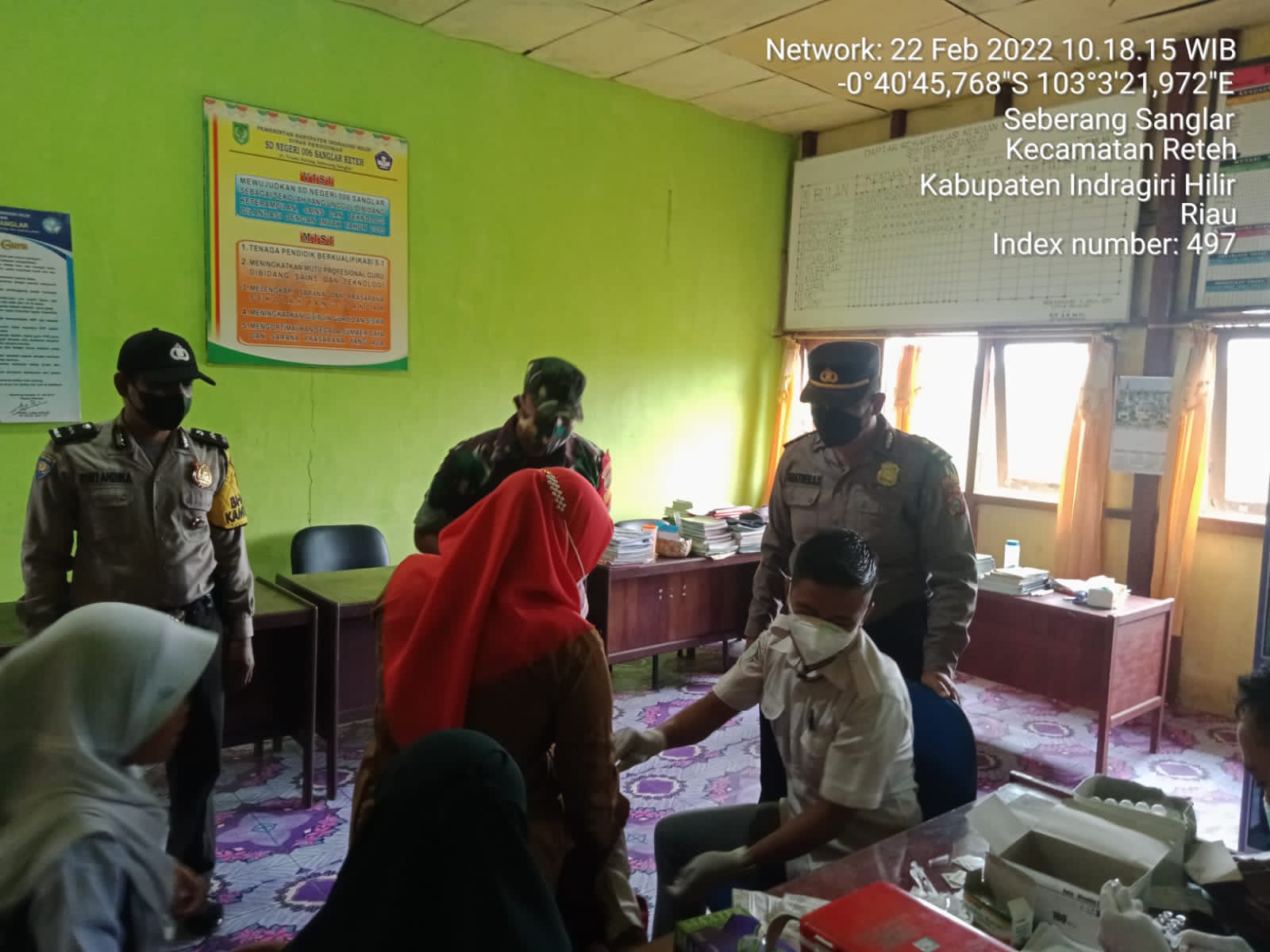 Babinsa Koramil 07/Reteh Dampingi Pelaksanaan Vaksinasi