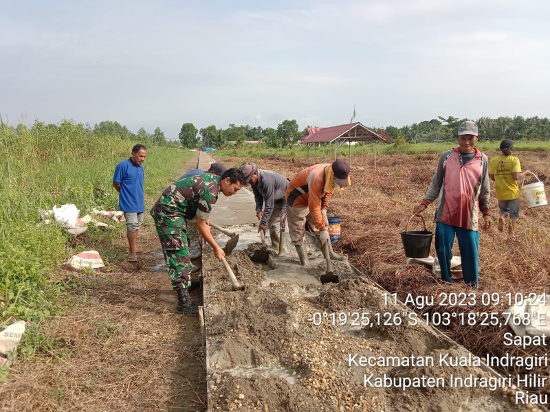 Terapkan Kerjasama Yang Baik, Babinsa Koramil 04/Kuindra Giat Goro Untuk Kebersihan Lingkungan