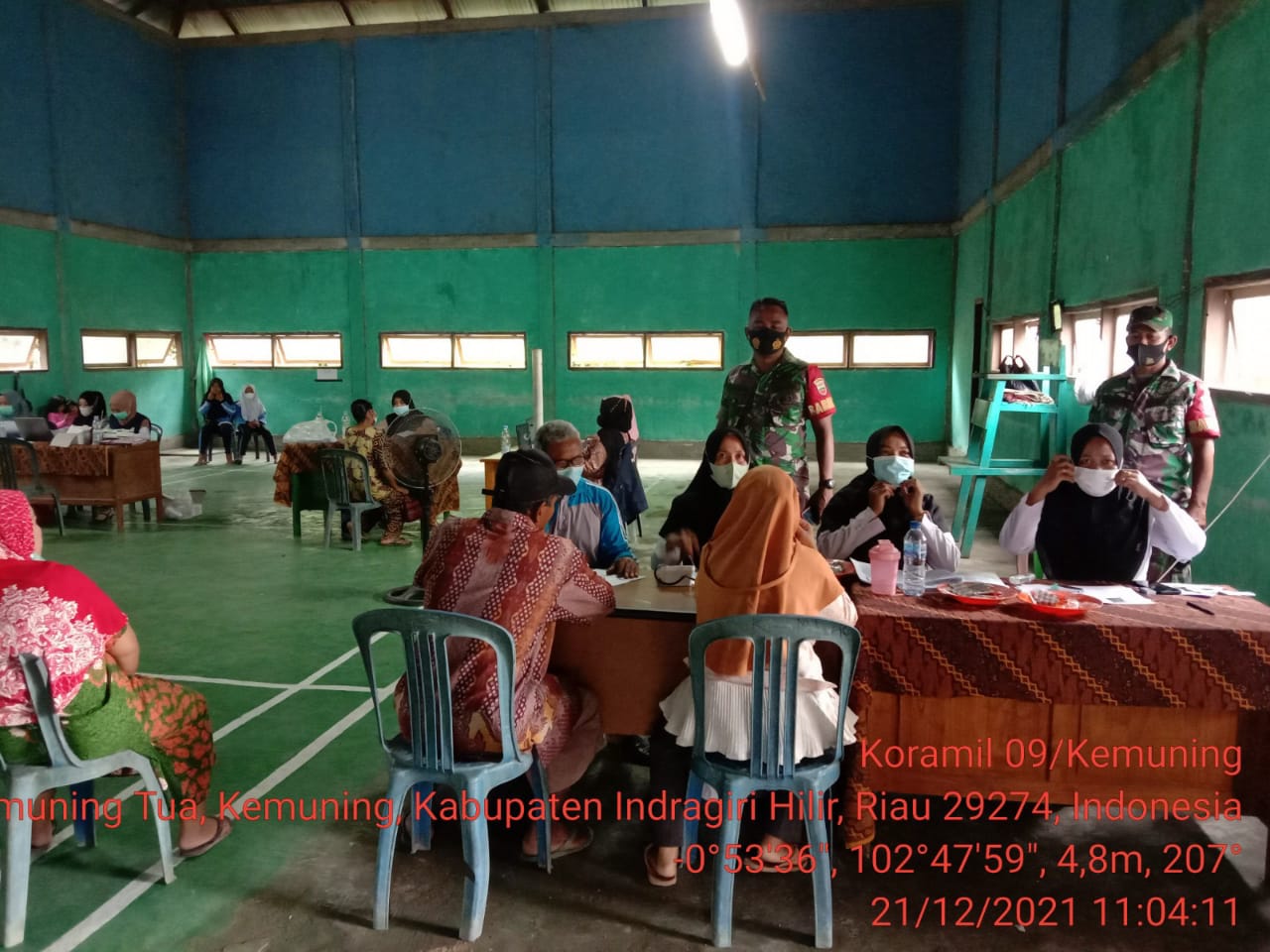 Personil Koramil 09/Kemuning Dampingi Vaksinasi di Desa Kemuning Tua