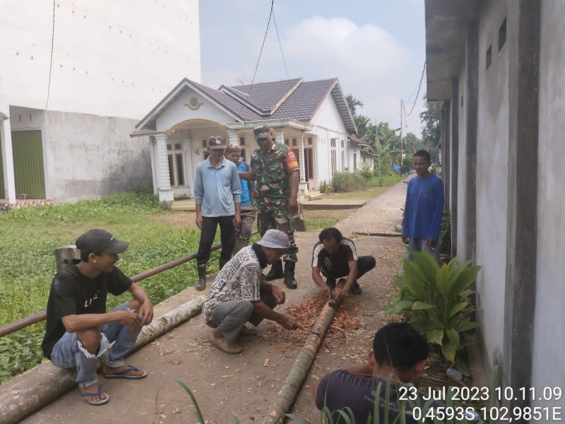 Sambut HUT Kemerdekaan RI ke-78, Babinsa 03/Tpl Bersama Warga Bangun Gapura