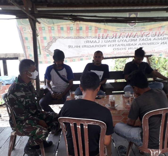 Cegah Covid-19, Babinsa Teluk Dalam Rutin Lakukan Komsos dengan Warga Binaan