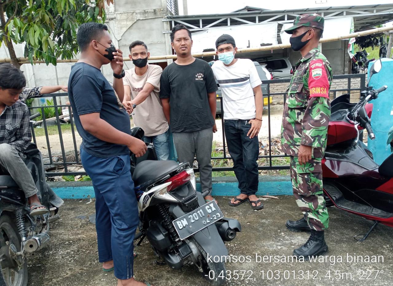 Cegah Kenakalan Remaja Babinsa 03/Tempuling Laksanakan Komsos dengan Pemuda untuk jaga kemanan Desa