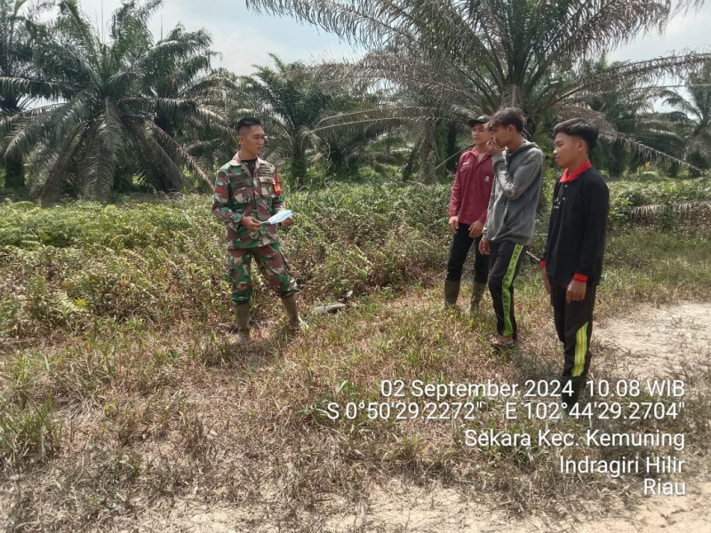 Babinsa Koramil 09/Kemuning Turun Untuk Laksanakan Patroli Karlahut di Binaan