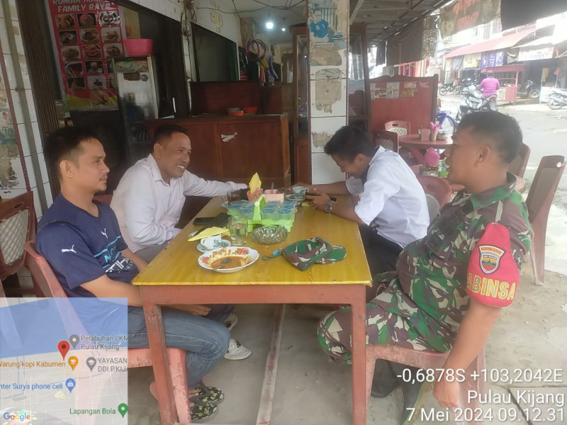 Babinsa Sertu Bendri Jaga Kekompakan dan Kebersamaan Melalui Komsos di Binaan