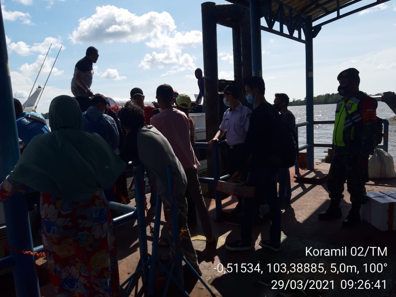 Personil Koramil 02/Tanah Merah Imbau Penumpang Speed Boat untuk Patuhi Protkes