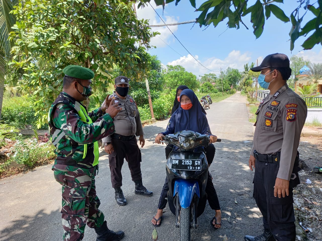 Belum Usai, Babinsa Koramil 04/Kuindra Bersama Satgas Lakukan Penegakan Prokes di Kelurahan Sapat