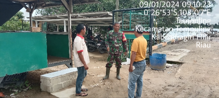 Sinergitas, Babinsa 03/Tpl Serka Nuryadi Komsos Bersama Ketua RW