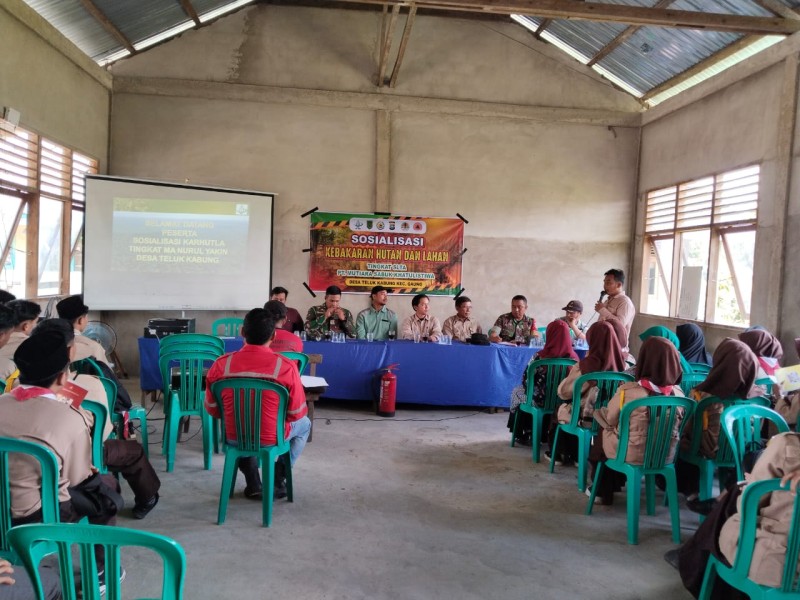 Sosialisasi Karhutla, Koramil 05/Gas Jajaran Kecamatan Gaung Anak Serka Sertu Guntur dan Pratu Sandi