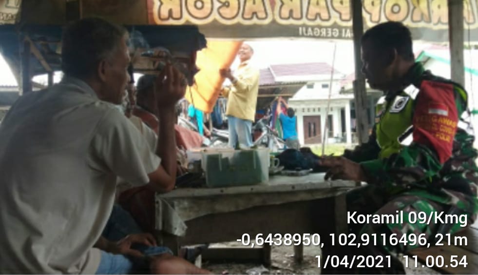 Babinsa Koramil 09/Kemuning Rutin Lakukan Komsos Cegah Karhutla di Desa Nusantara Jaya