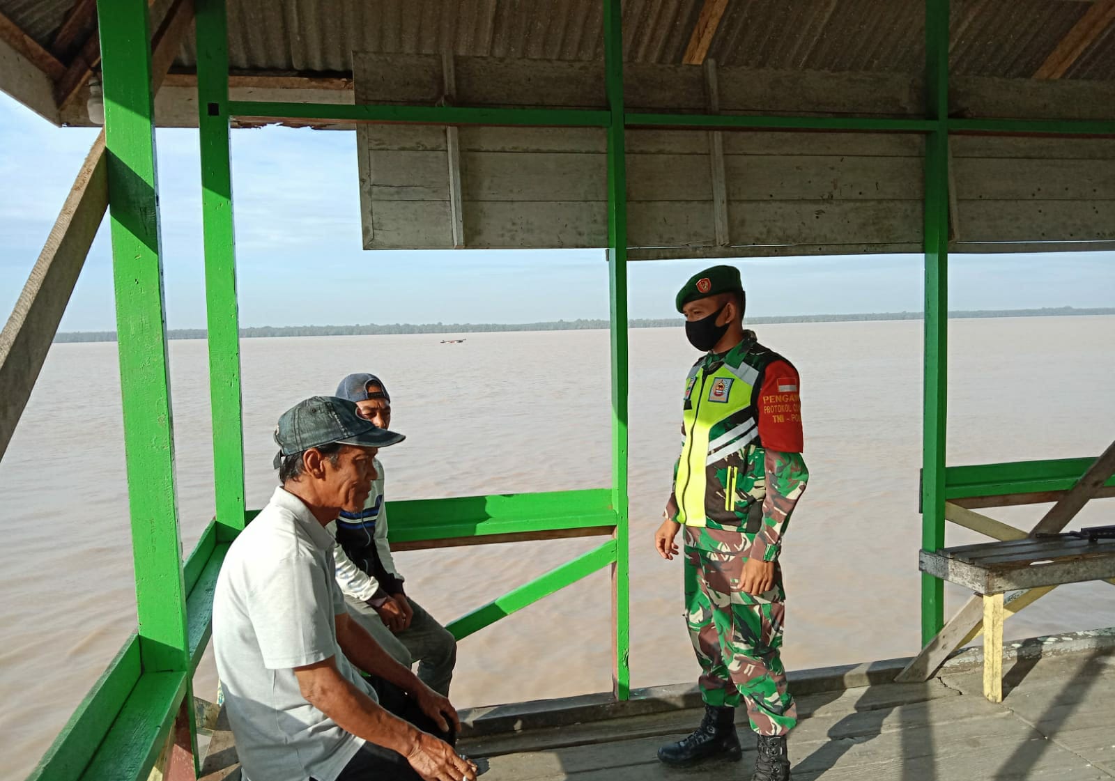 Warga Kelurahan Sapat Rutin Dihimbau untuk Patuhi Prtokol Kesehatan Oleh Babinsa