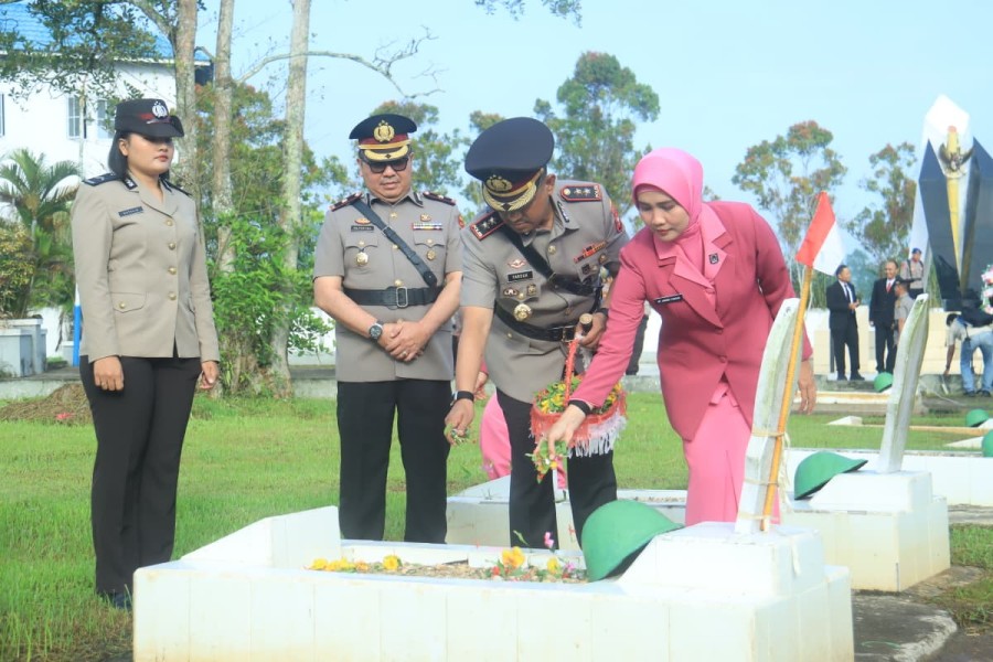 Polres Inhil Gelar Ziarah Rombongan di TMP Yudha Bhakti Tembilahan Sambut Hari Bhayangkara ke-80