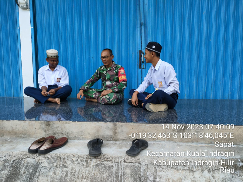 Melalui Komsos, Babinsa Koramil 04/Kuindra Berikan Arahan dan Informasi Kepada Pelajar