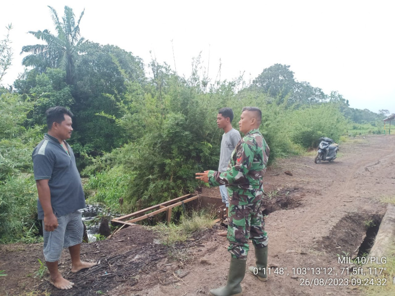 Babinsa Koramil 10/Pelangiran Bersama Warga Terus Telusuri Karhutla di Kelurahan Pelangiran