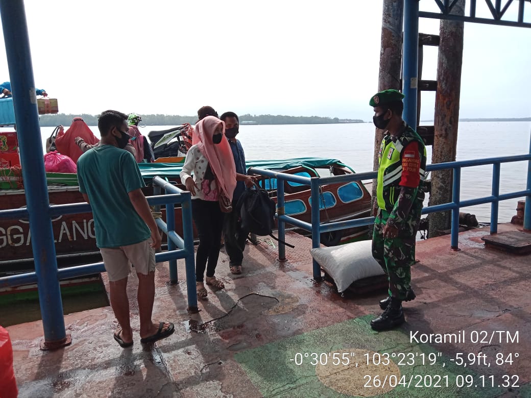 Koramil 02/Tanah Merah Aktif Lakukan Penegakan Disipin Protkes di Pelabuhan