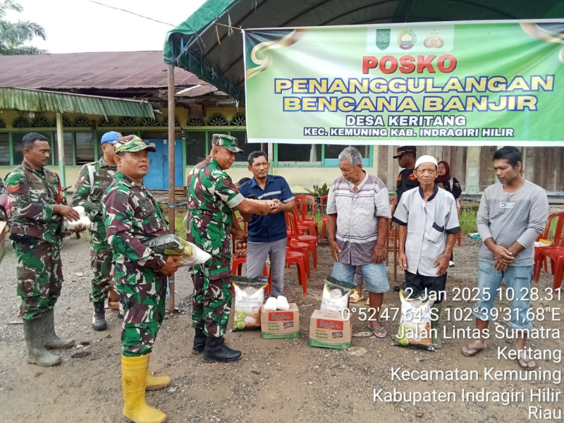 Penyerahan Sembako di Koramil 09/Kemuning, Kepedulian TNI terhadap Korban Banjir