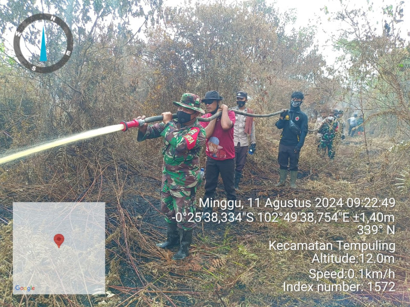Intensif, Babinsa Koramil 03/Tpl Bersama Tim Gabungan Padamkan Puluhan Hektar Lahan Terbakar
