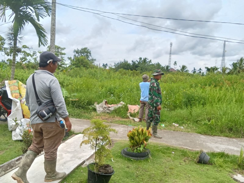 Sertu Pardamaean Siregar: Jaga Tapal Batas, Jaga Kedaulatan: Patroli Rutin Babinsa di Desa Mumpa