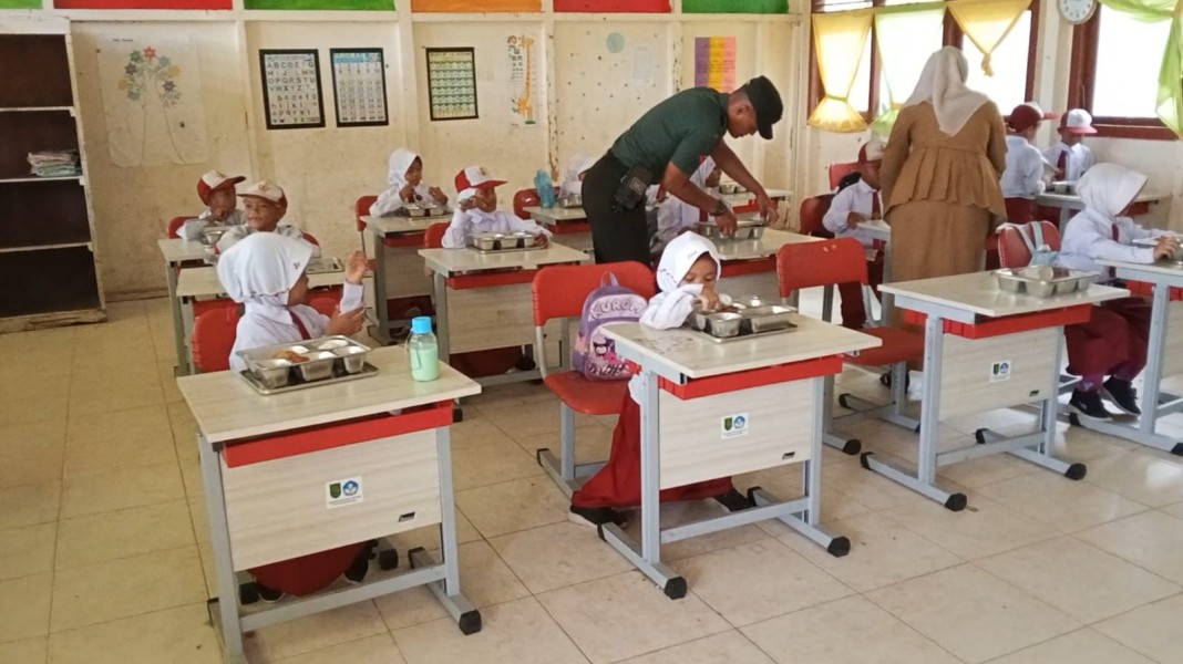 Babinsa Koramil 09/Kemuning; Program Makanan Bergizi Berlanjut di Kuala Keritang