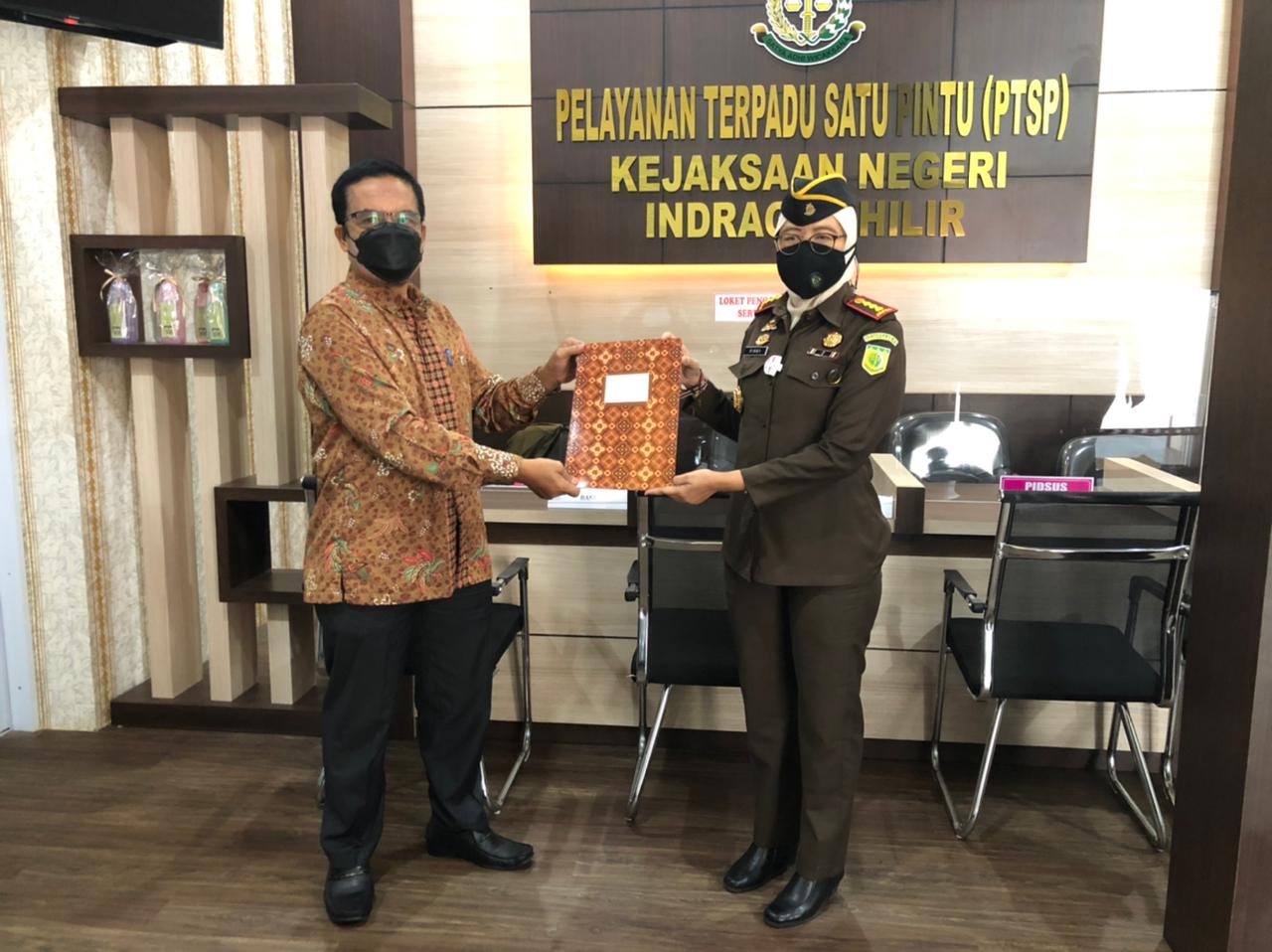 Kejari Inhil Terima Hibah dari Sambu Group