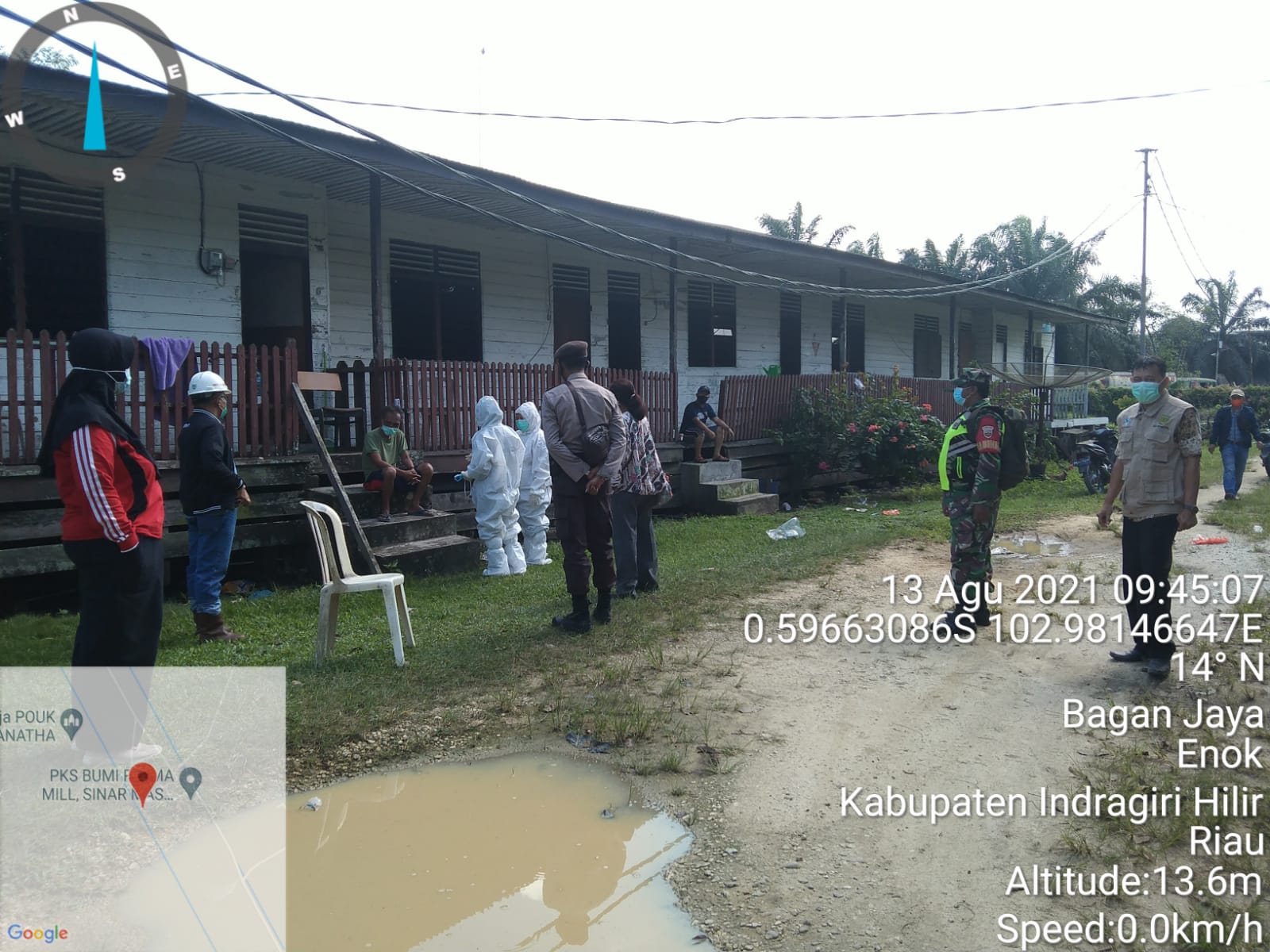 Babinsa Desa Pengalihan Dampingi Petugas Medis Tracing Warga Kontak Erat Pasien Positif Covid-19