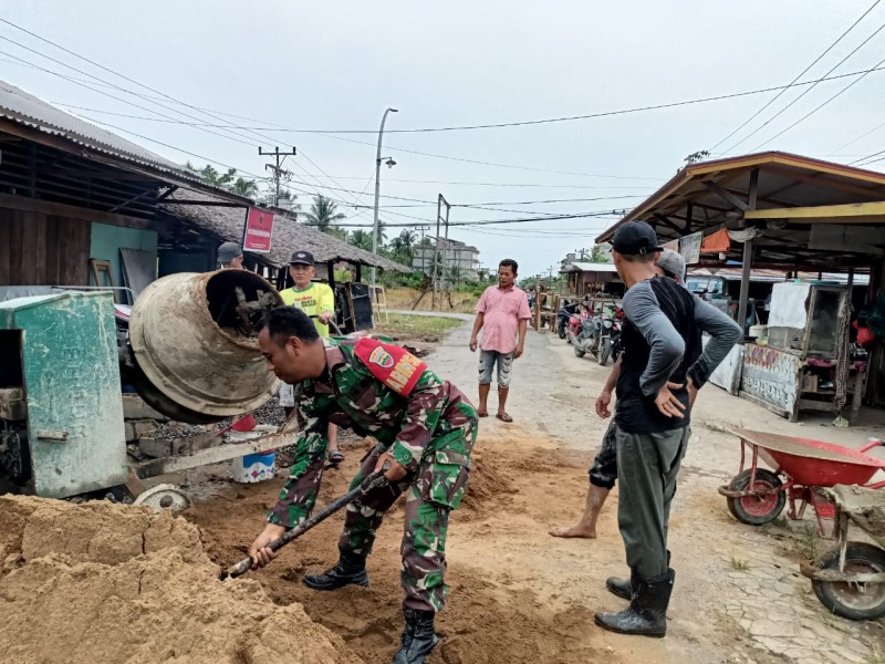 Babinsa Koramil 07/Reteh Tingkatkan Silaturahim dengan Masyarakat melalui Komsos dan Gotong Royong