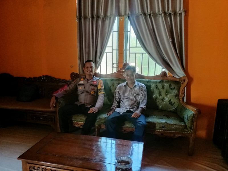 Bhabinkamtibmas Polsek Gaung Anak Serka Melaksanakan Giat Cooling System Dengan Tokoh Masyarakat Teluk Sungka Tentang Pilkada Damai 2024